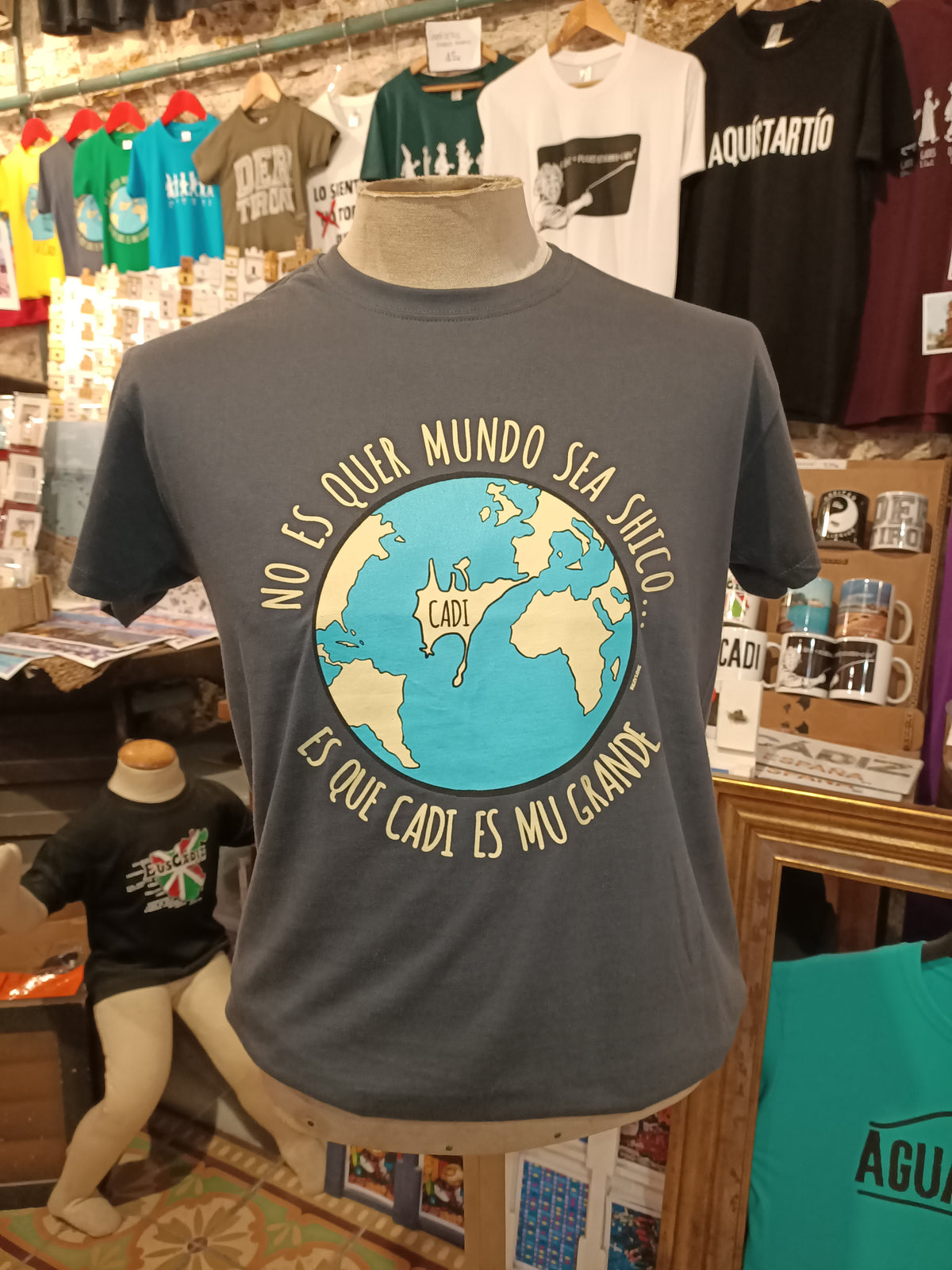 Camiseta "NO ES QUER MUNDO SEA SHICO, ES QUE CADI, ES MU GRANDE..." (GRIS)